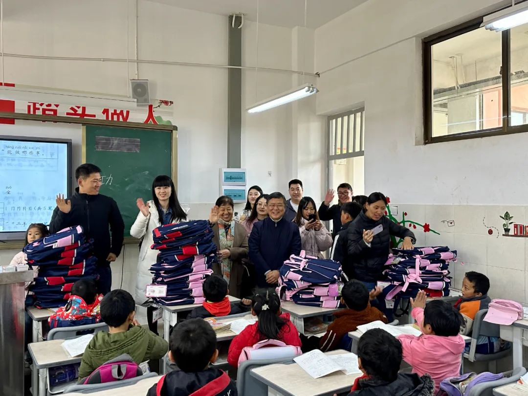 【用心呵護幼苗】楊安民董事長走進中國砂石協(xié)會希望小學(xué) 以實際行動踐行企業(yè)社會責(zé)任